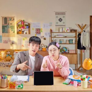 Orbit Instagram - 즐거웠던 광고 촬영
인공지능 기반 학습앱 콴다에서 만든
일대일 비대면 과외서비스 콴다과외

사내뷰공업 홍유경님이 학생으로 등장
엄청난 동안이셔서 진짜 고등학생인줄
난 선생님이긴 한데 말은 몇 마디 안함

짧은 광고지만 빛의 방향과 색감 등을
완벽하게 표현하기 위해 전문가분들과
오랜 시간 고민하고 반복하며 촬영했다
광고라는 건 이런 거구나 느꼈던 시간!

여러 가지 이야기가 담긴 시리즈 광고를
앞으로 TV, 지면, 유튜브, 스터디 카페 등
다양한 곳에서 우연히 만날 수 있을 지도

인생선생님을 만난다는 문구가 울린다
나도 그런 분들을 곳곳에서 만났으리라
#콴다 #과외 #콴다과외 #궤도 #홍유경 
#안될과학 #사내뷰공업 #인생 #선생님