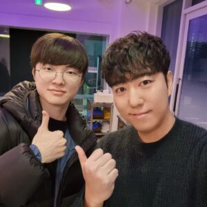 Orbit Instagram - 기습숭배
또 대상혁이야 이제 나는 숭배해야만 해
이것이 대상혁을 목도한 자의 사명이다

드디어 대상혁 페이커님과 함께 듀오로 
세계대회에 출전하기로 결정해버렸네요

원래 저의 정교한 컨트롤을 기반으로 한
유미의 현란한 정글 플레이를 보시고는
SKT T1에서 직접적인 섭외가 왔었는데
아무래도 롤은 이제 한동안 쉬려던 참에
파격적인 제안이 와서 승낙을 해버렸죠

구라나다의 수도 드리비조지스에서 열릴
2024년 펌프 잇 업 대회 남성 듀오 부문
잘못 발 밟지 않도록 많이 응원해주세요!
#만우절 #페이커 #대상혁 #롤 #펌프