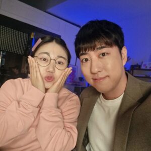 Orbit Instagram - 즐거웠던 광고 촬영
인공지능 기반 학습앱 콴다에서 만든
일대일 비대면 과외서비스 콴다과외

사내뷰공업 홍유경님이 학생으로 등장
엄청난 동안이셔서 진짜 고등학생인줄
난 선생님이긴 한데 말은 몇 마디 안함

짧은 광고지만 빛의 방향과 색감 등을
완벽하게 표현하기 위해 전문가분들과
오랜 시간 고민하고 반복하며 촬영했다
광고라는 건 이런 거구나 느꼈던 시간!

여러 가지 이야기가 담긴 시리즈 광고를
앞으로 TV, 지면, 유튜브, 스터디 카페 등
다양한 곳에서 우연히 만날 수 있을 지도

인생선생님을 만난다는 문구가 울린다
나도 그런 분들을 곳곳에서 만났으리라
#콴다 #과외 #콴다과외 #궤도 #홍유경 
#안될과학 #사내뷰공업 #인생 #선생님