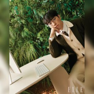 Orbit Instagram - ELLE 엘르
1945년 프랑스에서 창간된
세계 최대 규모의 패션 잡지

정말 순전히 재미있어 보여서
큰 마음을 먹고 촬영하러 갔다

헤어는 뉴진스 담당 실장님이
메이크업은 주근깨까지 넣고
의상도 전부 준비해주신 상황

컨셉은 대자연과 과학기술이
융합하는 장소에서 연구하는
교양있는 영국의 신사 과학자

다양한 많은 사진을 찍었는데
예상 외로 가장 적게 촬영했던
안경 착용샷이 엘르 첫 화면에
안경 쓴 모습은 여전히 어색함

공개되지 않은 B컷까지 올려봄
어색하지만 예쁘게 봐주시기를

'Orbit’ photo and B-cut released on the first cover of ELLE, the world’s largest fashion magazine founded in France in 1945. It's awkward, but I hope you enjoy it :)