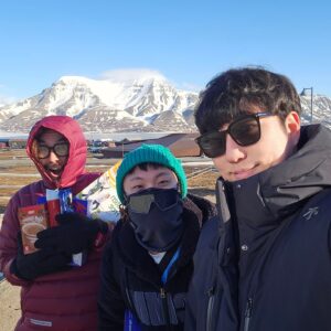 Orbit Instagram - 북극 시리즈
국제종자저장고를 향한 우리의 발걸음
노홍철! 빠니보틀! 궤도! 노빠궤 크로스

인생에서 다신 오지 않을 고위도의 순간
아름답다는 표현 밖에 하지 못하는 한계

이곳엔 과학자가 아니라 시인이 왔어야
#북극 #스발바르 #국제 #종자 #저장고 
#노홍철 #빠니보틀 #궤도 #여행 #행복