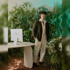 Orbit Instagram - ELLE 엘르
1945년 프랑스에서 창간된
세계 최대 규모의 패션 잡지

정말 순전히 재미있어 보여서
큰 마음을 먹고 촬영하러 갔다

헤어는 뉴진스 담당 실장님이
메이크업은 주근깨까지 넣고
의상도 전부 준비해주신 상황

컨셉은 대자연과 과학기술이
융합하는 장소에서 연구하는
교양있는 영국의 신사 과학자

다양한 많은 사진을 찍었는데
예상 외로 가장 적게 촬영했던
안경 착용샷이 엘르 첫 화면에
안경 쓴 모습은 여전히 어색함

공개되지 않은 B컷까지 올려봄
어색하지만 예쁘게 봐주시기를

'Orbit’ photo and B-cut released on the first cover of ELLE, the world’s largest fashion magazine founded in France in 1945. It's awkward, but I hope you enjoy it :)