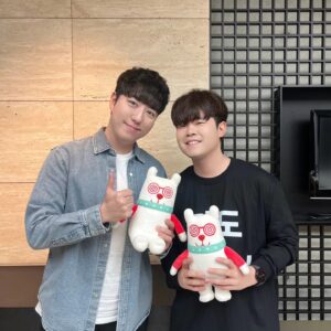 Orbit Instagram - 전지적 참견 시점
감사하게도 과학 이야기가 가득했던
꽤 바빴지만 즐거운 촬영이었습니다

긴 VCR 촬영과 스튜디오 촬영까지 
오랜시간 고생하셨던 제작진분들과
우주를 보여주신 화천조경철천문대

바쁜 일정 중에도 나와주신 김풍형님
오랫동안 함께한 뇌과학자 우리 영조
멋진 과학실험 크리에이터 코코보라
늘 다정한 애굽민수 곽민수 소장님과
든든한 친구 서울스트리밍스테이션과
믿음직한 우리 모어사이언스 동료들

먼 길 함께해준 그레이, 쿠기, 원재도
정말 고맙고 즐거웠고 행복했습니다

보내주신 많은 사랑에 깊이 감사하며
돌려드릴 수 있도록 더 열심히 할게요

I was able to talk a lot about science by appearing on a famous public TV entertainment show in Korea. It was truly an honor for me. I will try harder in the future :)