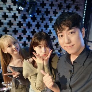 Orbit Instagram - 과학 아이돌
독일의 천문학자이자 수학자
요하네스 케플러의 이름을 딴
9인조 걸그룹 Kep1er가 등장!

그룹명부터 완전 과학인데다
이번 5집 앨범의 타이틀곡이
무려 갈릴레오(Galileo)라니

천체역학의 창시자로 불리며
17세기 과학혁명을 이끌었던 
두 사람의 위대한 천문학자가
그룹명이자 타이틀곡에 담겼다

이걸 어떻게 참지? 하는 사이에
감사하게도 먼저 연락을 주셔서
김채현님과 마시로님을 모시고
과학 이야기를 슬쩍 시작했는데
놀랍게도 두 분은 정말 엄청났다

기본적인 이해도는 물론이었고
과학 자체에 진심으로 호기심을
정말 많이 갖고 있는 질문폭격기
심지어 질문도 너무 좋아서 감탄

이번엔 곡을 즐겁게 해석했는데
다음엔 전문적인 과학 이야기를
할 때 한 번 더 모시고 싶을 정도

미모나 실력 등은 당연히 완벽하고
순수한 열정이 금성의 표면온도라
너무 뜨거워서 버티기가 힘들 정도

이런 아이돌을 우리가 안밀어주면
케플러와 갈릴레오가 한탄할 지도
무조건 앞으로 더더더더 잘 되어서
온 세상에 케플러를 알려주시기를
#요하네스 #케플러 #Kep1er 
#갈릴레오 #Galileo #MagicHour 
#김채현 #마시로 #아이돌 #걸그룹