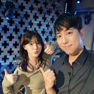 Orbit Instagram - 과학 아이돌
독일의 천문학자이자 수학자
요하네스 케플러의 이름을 딴
9인조 걸그룹 Kep1er가 등장!

그룹명부터 완전 과학인데다
이번 5집 앨범의 타이틀곡이
무려 갈릴레오(Galileo)라니

천체역학의 창시자로 불리며
17세기 과학혁명을 이끌었던 
두 사람의 위대한 천문학자가
그룹명이자 타이틀곡에 담겼다

이걸 어떻게 참지? 하는 사이에
감사하게도 먼저 연락을 주셔서
김채현님과 마시로님을 모시고
과학 이야기를 슬쩍 시작했는데
놀랍게도 두 분은 정말 엄청났다

기본적인 이해도는 물론이었고
과학 자체에 진심으로 호기심을
정말 많이 갖고 있는 질문폭격기
심지어 질문도 너무 좋아서 감탄

이번엔 곡을 즐겁게 해석했는데
다음엔 전문적인 과학 이야기를
할 때 한 번 더 모시고 싶을 정도

미모나 실력 등은 당연히 완벽하고
순수한 열정이 금성의 표면온도라
너무 뜨거워서 버티기가 힘들 정도

이런 아이돌을 우리가 안밀어주면
케플러와 갈릴레오가 한탄할 지도
무조건 앞으로 더더더더 잘 되어서
온 세상에 케플러를 알려주시기를
#요하네스 #케플러 #Kep1er 
#갈릴레오 #Galileo #MagicHour 
#김채현 #마시로 #아이돌 #걸그룹