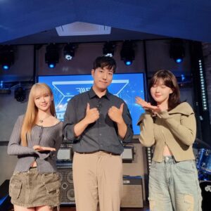 Orbit Instagram - 과학 아이돌
독일의 천문학자이자 수학자
요하네스 케플러의 이름을 딴
9인조 걸그룹 Kep1er가 등장!

그룹명부터 완전 과학인데다
이번 5집 앨범의 타이틀곡이
무려 갈릴레오(Galileo)라니

천체역학의 창시자로 불리며
17세기 과학혁명을 이끌었던 
두 사람의 위대한 천문학자가
그룹명이자 타이틀곡에 담겼다

이걸 어떻게 참지? 하는 사이에
감사하게도 먼저 연락을 주셔서
김채현님과 마시로님을 모시고
과학 이야기를 슬쩍 시작했는데
놀랍게도 두 분은 정말 엄청났다

기본적인 이해도는 물론이었고
과학 자체에 진심으로 호기심을
정말 많이 갖고 있는 질문폭격기
심지어 질문도 너무 좋아서 감탄

이번엔 곡을 즐겁게 해석했는데
다음엔 전문적인 과학 이야기를
할 때 한 번 더 모시고 싶을 정도

미모나 실력 등은 당연히 완벽하고
순수한 열정이 금성의 표면온도라
너무 뜨거워서 버티기가 힘들 정도

이런 아이돌을 우리가 안밀어주면
케플러와 갈릴레오가 한탄할 지도
무조건 앞으로 더더더더 잘 되어서
온 세상에 케플러를 알려주시기를
#요하네스 #케플러 #Kep1er 
#갈릴레오 #Galileo #MagicHour 
#김채현 #마시로 #아이돌 #걸그룹