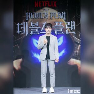 Orbit Instagram - 넷플릭스 예능
두뇌 서바이벌 게임 데블스 플랜
NETFLIX THE DEVIL'S PLAN

정종연 PD님이 4년 넘게 준비한
지니어스 게임의 정신적 후속작

대탈출과 여고추리반도 좋았는데
훨씬 더 큰 스케일의 예능이 나옴

처음 섭외가 왔을 때 말씀드린 건
저는 과학을 알리는 게 중요하지
경쟁이나 서바이벌은 취약하다고

하지만 170개국 더빙에 자막까지
더해져서 나간다는 말씀을 들으니
어쩌면 너무 좋은 기회라는 생각이

자는 시간과 게임할 때를 제외하고
하루 16시간씩 과학 이야기 했는데
편집본에 얼마나 담겼을까 기대 중
(6시간 정도는 룸메였던 준빈이 몫)

열한 명의 가족처럼 각별한 인연과
어디서도 경험할 수 없었던 추억들

신나서 나대다 바보짓도 많이 하고
순한 양처럼 착한 친구들 배신하고
엉엉 추하게 울기도 많이 울었는데
게임 속 세상이니 부디 이해해주길
#넷플릭스 #데블스플랜 #서바이벌 
#두뇌 #예능 #netflix #devilsplan 
#지니어스 #대탈출 #여고추리반 
#게임 #정종연 #하석진 #조연우 
#이혜성 #이시원 #부승관 #승관 
#서유민 #박경림 #김동재 #기욤 
#궤도 #곽준빈 #TEO #버라이어티