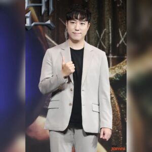 Orbit Instagram - 넷플릭스 예능
두뇌 서바이벌 게임 데블스 플랜
NETFLIX THE DEVIL'S PLAN

정종연 PD님이 4년 넘게 준비한
지니어스 게임의 정신적 후속작

대탈출과 여고추리반도 좋았는데
훨씬 더 큰 스케일의 예능이 나옴

처음 섭외가 왔을 때 말씀드린 건
저는 과학을 알리는 게 중요하지
경쟁이나 서바이벌은 취약하다고

하지만 170개국 더빙에 자막까지
더해져서 나간다는 말씀을 들으니
어쩌면 너무 좋은 기회라는 생각이

자는 시간과 게임할 때를 제외하고
하루 16시간씩 과학 이야기 했는데
편집본에 얼마나 담겼을까 기대 중
(6시간 정도는 룸메였던 준빈이 몫)

열한 명의 가족처럼 각별한 인연과
어디서도 경험할 수 없었던 추억들

신나서 나대다 바보짓도 많이 하고
순한 양처럼 착한 친구들 배신하고
엉엉 추하게 울기도 많이 울었는데
게임 속 세상이니 부디 이해해주길
#넷플릭스 #데블스플랜 #서바이벌 
#두뇌 #예능 #netflix #devilsplan 
#지니어스 #대탈출 #여고추리반 
#게임 #정종연 #하석진 #조연우 
#이혜성 #이시원 #부승관 #승관 
#서유민 #박경림 #김동재 #기욤 
#궤도 #곽준빈 #TEO #버라이어티
