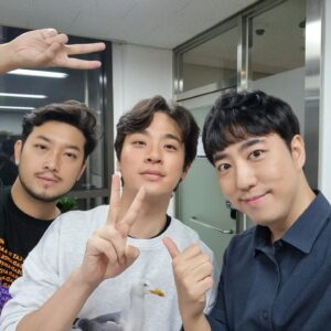 Orbit Instagram - 충무로의 아인슈타인
연기 천재 박정민님과 방송인 침착맨님!
두 분의 피곤한 연기에 넘어갈 뻔 했지만
다행히 간파하고 끝까지 과학특강 강행!

지옥에서 짜증 연기를 보고 감격했는데
이렇게 만나서 직접 짜증 연기를 보다니
저에겐 정말 영광스럽고 경이로운 순간!

직접 뵌 최소공배우 박정민수님은 정말
항상 자신의 연기가 부족하다고 느끼며
더 완벽하게 연기를 해내려고 노력하는
그야말로 천재이자 노력파인 전설이셨다

이미 훌륭하나 매사에 항상 노력하시는
이런 멋진 분들을 만날 수 있는 건 기적!
언제나 이렇게 행복한 일들만 가득하길
#침착맨 #박정민 #배우 #충무로 #보석 
#넷플릭스 #지옥 #동주 #시동 #사바하 
#그것만이내세상 #영화 #드라마 #연기