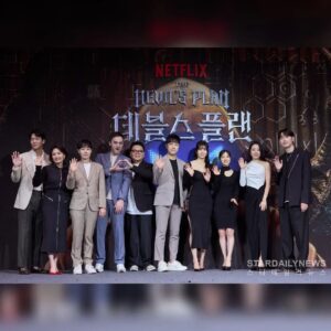 Orbit Instagram - 넷플릭스 예능
두뇌 서바이벌 게임 데블스 플랜
NETFLIX THE DEVIL'S PLAN

정종연 PD님이 4년 넘게 준비한
지니어스 게임의 정신적 후속작

대탈출과 여고추리반도 좋았는데
훨씬 더 큰 스케일의 예능이 나옴

처음 섭외가 왔을 때 말씀드린 건
저는 과학을 알리는 게 중요하지
경쟁이나 서바이벌은 취약하다고

하지만 170개국 더빙에 자막까지
더해져서 나간다는 말씀을 들으니
어쩌면 너무 좋은 기회라는 생각이

자는 시간과 게임할 때를 제외하고
하루 16시간씩 과학 이야기 했는데
편집본에 얼마나 담겼을까 기대 중
(6시간 정도는 룸메였던 준빈이 몫)

열한 명의 가족처럼 각별한 인연과
어디서도 경험할 수 없었던 추억들

신나서 나대다 바보짓도 많이 하고
순한 양처럼 착한 친구들 배신하고
엉엉 추하게 울기도 많이 울었는데
게임 속 세상이니 부디 이해해주길
#넷플릭스 #데블스플랜 #서바이벌 
#두뇌 #예능 #netflix #devilsplan 
#지니어스 #대탈출 #여고추리반 
#게임 #정종연 #하석진 #조연우 
#이혜성 #이시원 #부승관 #승관 
#서유민 #박경림 #김동재 #기욤 
#궤도 #곽준빈 #TEO #버라이어티