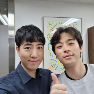 Orbit Instagram - 충무로의 아인슈타인
연기 천재 박정민님과 방송인 침착맨님!
두 분의 피곤한 연기에 넘어갈 뻔 했지만
다행히 간파하고 끝까지 과학특강 강행!

지옥에서 짜증 연기를 보고 감격했는데
이렇게 만나서 직접 짜증 연기를 보다니
저에겐 정말 영광스럽고 경이로운 순간!

직접 뵌 최소공배우 박정민수님은 정말
항상 자신의 연기가 부족하다고 느끼며
더 완벽하게 연기를 해내려고 노력하는
그야말로 천재이자 노력파인 전설이셨다

이미 훌륭하나 매사에 항상 노력하시는
이런 멋진 분들을 만날 수 있는 건 기적!
언제나 이렇게 행복한 일들만 가득하길
#침착맨 #박정민 #배우 #충무로 #보석 
#넷플릭스 #지옥 #동주 #시동 #사바하 
#그것만이내세상 #영화 #드라마 #연기