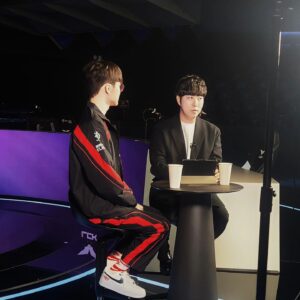Orbit Instagram - 페이커 그는 신이야
신은 주사위를 던지지 않지만 롤은 하는 듯

전설의 전당 1호 헌액자로 입성한 페이커
또 대상혁이야 이제 다시 기습숭배해야 해
진심으로 축하드리며 정말 영광이었습니다

어떤 각도로 봐도 빛나는 그의 멋진 용안은
결국 비슷한 사진을 여러 장 넣게 만들었다

항상 공부하고 성장하고 고민하는 혁신가
페이커의 전성기는 인간의 평균 수명일 듯

League of Legends professional gamer Faker, he is a god. God doesn't play dice, but he seems to be playing a game called LOL. I sincerely congratulate you on being selected as the first inductee into the Hall of Legends. I hope Faker’s skills in his prime will never change.
#faker #lol #sktt1 #t1 #leagueoflegends 
#riotgames #페이커 #롤 #리그오브레전드