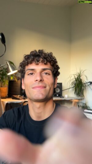 Oscar Anton Instagram - bossa nova but make it french ♡
