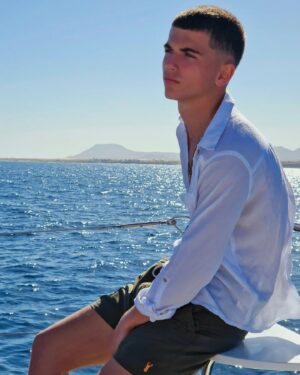 Oscar Curtis Instagram - Perfect way to end the year, out on the ocean 😎 🌊 🌊  happy New Year!
.
.
.
.
.
.
.
.
.
.
.
.
.
.
.
.
.
#happynewyear #holiday #actor #model #fashion #boat #ocean #2024 #younghollywood #actorslife