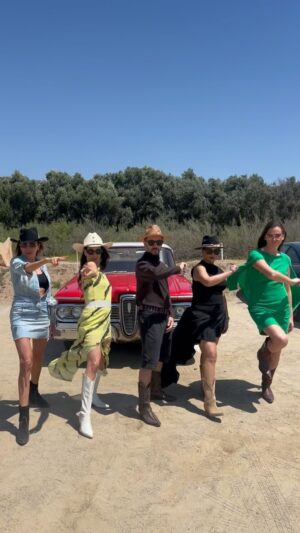 Óscar Madrazo Instagram - Greased lightning Valle de Guadalupe style! 🍷 Así la pasamoooos!!! 
.
.
#valledeguadalupe