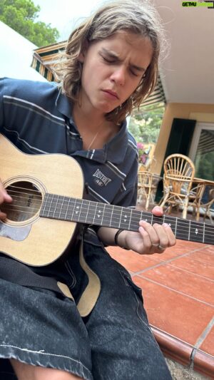 Oscar Stembridge Instagram - Free styling sliding! 🎸🔥 #oscarstembridge #musician #singer #guitar
