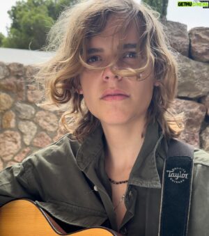 Oscar Stembridge Instagram - So tell me what songs do you like for me to cover? Please write in the comments below. Thanks 🙏😃#oscarstembridge #musician #singer #guitar #taylorguitars