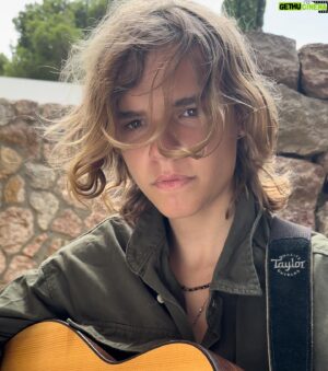 Oscar Stembridge Instagram - So tell me what songs do you like for me to cover? Please write in the comments below. Thanks 🙏😃#oscarstembridge #musician #singer #guitar #taylorguitars