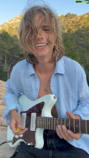 Oscar Stembridge Instagram - I need coolin’….. 43 degrees…! 🥵 #oscarstembridge #guitar #ledzeppelin #musician @ledzeppelin #singer #reels