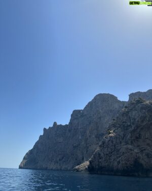 Oscar Stembridge Instagram - Summer vibes ☀️ 🏝️ (swipe right for “The Jump”)

#oscarstembridge #summer #jumping #sun