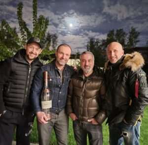 Oskar Kuchera Instagram - Ночь, луна, друзья, самогон! Саня, Спасибо,  было очень!!!