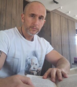 Oskar Kuchera Instagram - Читаю сейчас Акунина, достаточно посредственное, на мой взгяд, сочинение из серии про Фандорина, "Планета вода". (Для упоротых замечу, что Акунина обожаю, и практически все его книги мной прочитаны! И еще я умею разделять человека и писателя, президента и народ, и так далее) 
Так вот  о книге: есть там ряд мыслей, высказанных автором, которые сильно коррелируют с нынешней ситуацией.
"Когда обрывается нить привязывающая тебя к жизни, дух поднимается выше от земли..."
И это не про смерть...
Эти ощущения у меня вызывают новости последнего времени...