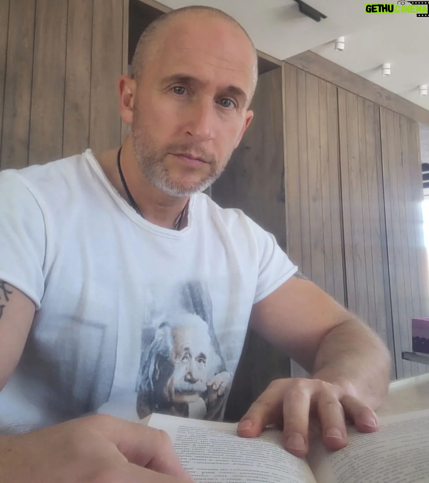 Oskar Kuchera - 2.5K Likes - Читаю сейчас Акунина, достаточно посредственное, на мой взгяд, сочинение из серии про Фандорина, "Планета вода". (Для упоротых замечу, что Акунина обожаю, и практически все его книги мной прочитаны! И еще я умею разделять человека и писателя, президента и народ, и так далее)
Так вот о книге: есть там ряд мыслей, высказанных автором, которые сильно коррелируют с нынешней ситуацией.
"Когда обрывается нить привязывающая тебя к жизни, дух поднимается выше от земли..."
И это не про смерть...
Эти ощущения у меня вызывают новости последнего времени...