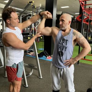 Oskar Kuchera Instagram - Мой тренер @goloshubovevgeny говорит- в любой непонятной ситуации иди в зал! Да да! В заЛ, через букву Л🥴😄
Так что всем Спорт! И еще Мир, Труд, ну и Май!
