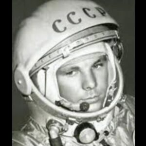 Oskar Kuchera Instagram - Сегодня День Космонавтики! Я вас поздравляю! Когда-то мы и правда были первыми...

На березках крапы и подпалины,
На столбах афишные обрывки,
С постамента мокрый бюст Гагарина
Дарит знаменитую улыбку.

Тучами с небес апрель оскалило,
Город умывается из лейки,
Улыбаюсь я в ответ Гагарину
Сидя на облупленной скамейке.

Времена у нас случились новые,
Накопилось много звёздной пыли,
«Мир» у нас стал картой дебетовою,
Остальные смыслы запретили.

Из огня нырнули прямо в полымя,
Позабыв фамилию и имя.
Хорошо, героям, павшим вовремя,
На излете славы, молодыми.

Кто не мерил мир нулями зелени,
Кто был сделан из каленой стали.
Мы ведь это все с теченьем времени
Прое@али, Юра, прое@али...

Александр Гутин 2022...