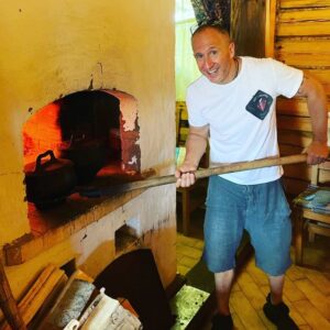 Oskar Kuchera Instagram - Сегодня в Суздале готовим пельмени в печи! Вкус, скажу я вам, восхитительный!😊