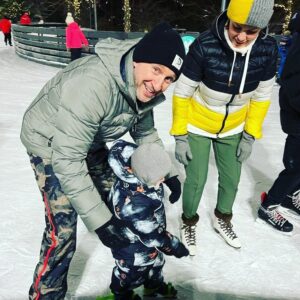 Oskar Kuchera Instagram - Вчера малого впервые поставил на коньки! И неважно,  что сегодня спина не разгибается)))) зато вчера у пацана было море восторга! Спасибо @skolkovo_therink  за приют!