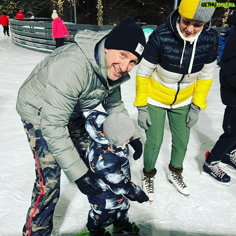 Oskar Kuchera - 2.7K Likes - Вчера малого впервые поставил на коньки! И неважно, что сегодня спина не разгибается)))) зато вчера у пацана было море восторга! Спасибо @skolkovo_therink за приют!