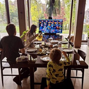 Oskar Kuchera Instagram - В нашей семье это незыблемая традиция - смотреть вместе Парад Победы! 
Поздравляю всех с Праздником Великой Победы, ребята! Мы будем помнить - Они будут жить!