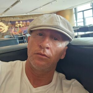 Oskar Kuchera Instagram - Сижу в аэропорту Шанхая.
Пересадка 6 часов.
Делать нехрена.
Открыл ютьюб.
Дай, думаю, всё же гляну интервью этого дегенерата панина.
Посмотрел.
Блять....
Во-первых:
Ксюша, нахрена???
Во-вторых:
Ксюша, респект, что выдержала этот треш....
Обсуждать тут, естественно,  нечего. Больных не обсуждают. А это существо больно. 
Я счастлив, что эта болезнь не сказалась на его дочери. Она прекрасна. Не по годам взрослая. Терпения и сил тебе девочка. Найди себя скорее и беги от этого...
И мне стыдно, за то, что он называл фамилии чудесных актёров,  которые не заслуживают того, чтобы это рыло  их хоть как то упоминало. Жаль, Ксюша,  что ты не вырезала эти фамилии, изрыганные ртом этого дриопитека....
Вывод:
Не будьте мной, не тратьте время на ничтожество.