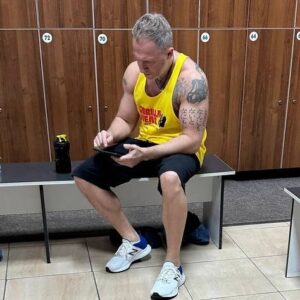 Oskar Kuchera Instagram - Тренер @goloshubovevgeny  поймал за работой перед работой!
Так бывает! А как вы начинаете день?) К весне готовитесь? Книжки читаете?😉😂
А вообще смотрю на фото и понимаю, что у меня лучший тренер в мире!😜😜😜