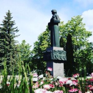 Oskar Kuchera Instagram - Про уродов и нелюдей:

В Алуксненском крае Латвии исчез памятник партизанам латышской бригады советской армии, разгромившим немецкую карательную экспедицию 15 января 1944 года. 

Памятник партизанам подлежал демонтажу наряду с другими девятью советскими монументами, установленными в этом районе. 

Нельзя построить будущее забыв прошлое. Просто невозможно. 
Кроме ненависти подобные акты правительственного вандализма, а по-другому это назвать трудно, ничего не родят...