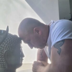 Oskar Kuchera Instagram - Мысли.... как много вас.... каким бесчисленным роем опыляете вы мои нейроны.... да только всё об одном... 
А вообще, несчастным или счастливым человека  делают только его мысли, а не внешние обстоятельства. Управляя своими мыслями, он управляет своим счастьем.
Будьте счастливы, где бы вы ни были!👐