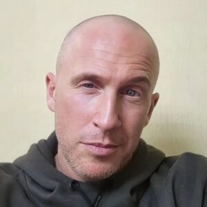 Oskar Kuchera Instagram - Читаю новости.... понимаю, что ничего комментировать не хочется, поэтому расскажу историю про то как меня сегодня остановил сотрудник ДПС. Я его спрашиваю: А чё это вы, мил человек в маске то еще? На что он мне отвечает: А у нас ведь свой приказ, от командования нашего, а оно по ходу про нас забыло.....
Сейчас в ваших ушах должна заиграть песня Любэ "От Волги до Енисея".....
🤦‍♂️
Ну а про остальное в моем ТГ канале, ссылка в шапке профиля)))
А, да, и простите, что физию свою опять выложил, ну просто уж больно она лысая🥴
