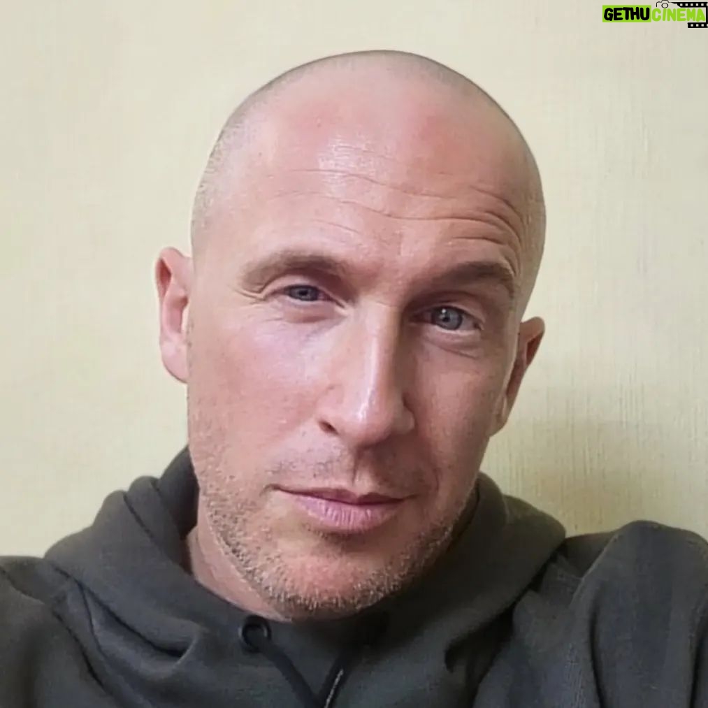 Oskar Kuchera - 4.3K Likes - Читаю новости.... понимаю, что ничего комментировать не хочется, поэтому расскажу историю про то как меня сегодня остановил сотрудник ДПС. Я его спрашиваю: А чё это вы, мил человек в маске то еще? На что он мне отвечает: А у нас ведь свой приказ, от командования нашего, а оно по ходу про нас забыло.....
Сейчас в ваших ушах должна заиграть песня Любэ "От Волги до Енисея".....
🤦♂️
Ну а про остальное в моем ТГ канале, ссылка в шапке профиля)))
А, да, и простите, что физию свою опять выложил, ну просто уж больно она лысая🥴