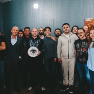 Oskar Kuchera Instagram - Листайте!)
Вчера начали снимать мистический сериал "Сны". История захватывает.  Побрился наголо я спецом для рождения моего Новикова! И, конечно, команда у нас просто 🔥🔥🔥