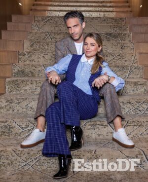 Osvaldo Benavides Instagram - Hoy es Lunes de #EstiloDF en portada tenemos a @osvaldobenavides y @ludwika_paleta

Protagonizan la comedia “Noche de bodas”, con la cual cuestionaron varios de los estereotipos que predominan respecto a cómo deben ser el amor romántico y las relaciones de pareja.

 📍 @jwmarriottmx