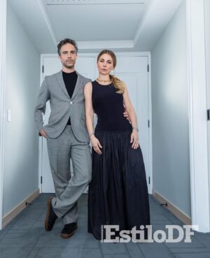 Osvaldo Benavides Instagram - Hoy es Lunes de #EstiloDF en portada tenemos a @osvaldobenavides y @ludwika_paleta

Protagonizan la comedia “Noche de bodas”, con la cual cuestionaron varios de los estereotipos que predominan respecto a cómo deben ser el amor romántico y las relaciones de pareja.

 📍 @jwmarriottmx