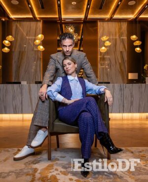 Osvaldo Benavides Instagram - Hoy es Lunes de #EstiloDF en portada tenemos a @osvaldobenavides y @ludwika_paleta

Protagonizan la comedia “Noche de bodas”, con la cual cuestionaron varios de los estereotipos que predominan respecto a cómo deben ser el amor romántico y las relaciones de pareja.

 📍 @jwmarriottmx