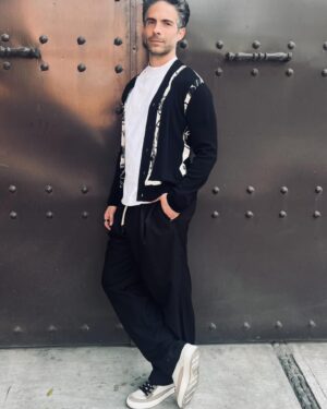 Osvaldo Benavides Instagram - Seguimos de promo para #NochedeBodas con @hermes , @adolfodominguezofficial y @thecommonroom_mx