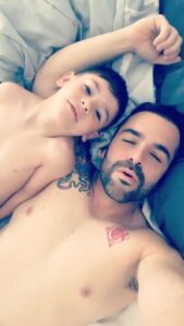 Osvaldo Friger Instagram - Escribo esto y aguanto la lagrimas; lo comparto porque quiero que sepan mi felicidad. Hay días que me pregunto si debo merecer ser padre; de un ser humano tan especial, de un ángel que Dios me regalo para cuidar como mío. Es tan grande lo que siento desde el primer día que llegaste a mi vida, que no creo que el vocabulario español tenga palabra, descripción o definición que acierte mi sentir. Te veo crecer, tener grandes momentos, fracasar, reír, llorar y me siento privilegiado. Hoy te celebro, hoy hace 10 años tú madre me convirtió en el hombre más feliz del universo. Te amo hijo mío @frigerjr