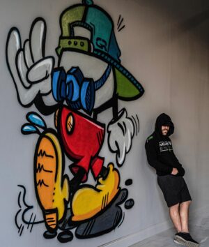 Osvaldo Friger Instagram - At our headquarters in Orlando! @frigerbros @synergyfactory @glossrevolution @deaddogcrew