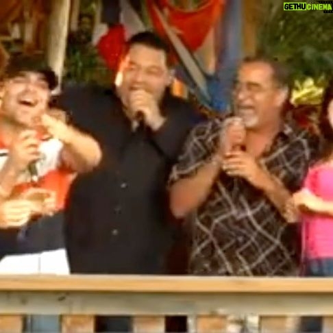 Osvaldo Friger - 727 Likes - Momentos buenos #TBT de la Navidad del 2004 cuando tuve el privilegio de ser contra figura de la leyenda @andymontanezpr Concluíamos Todos los programas con un número musical, aquí nos acompañó @titonievespavarotti “Son del Caribe” aprendí muchísimo de la producción y dirección de TV 📺 y logré sueños en mi vida como tocar con grandes como @victormanuelleonline @robertoroenaoficial @ismaelmirandapr entre otro gigantes de la Música Latina.