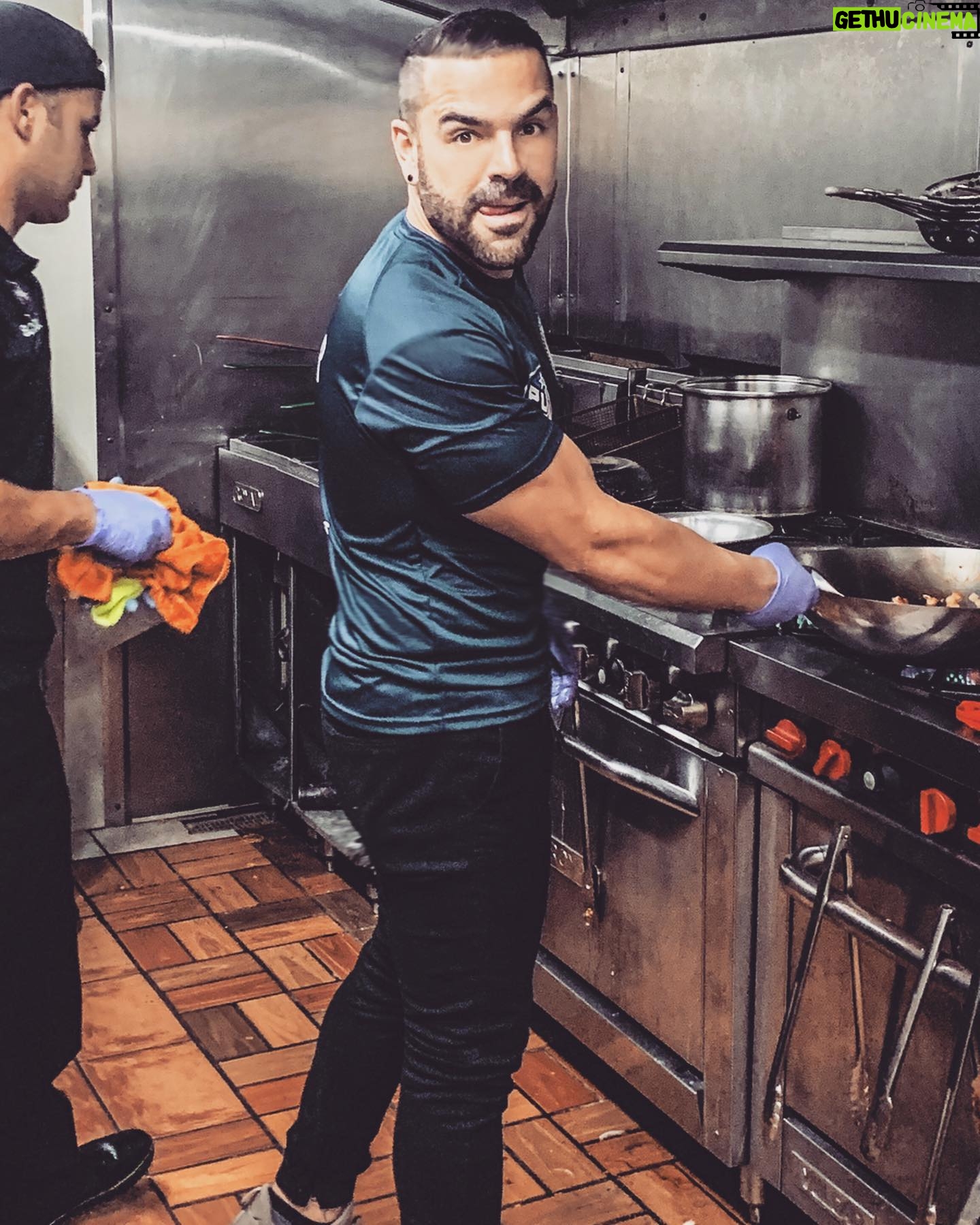 Osvaldo Friger - 1.1K Likes - Cualquiera diría que estaba cocinando en @elmanjarcriollopr pero era que estaba llevándome la comida que había en el sartén!