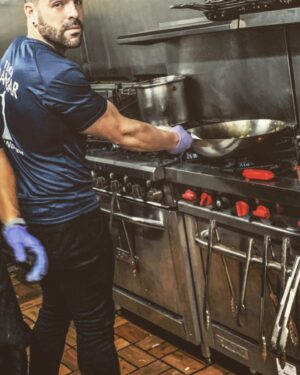 Osvaldo Friger Instagram - Cualquiera diría que estaba cocinando en @elmanjarcriollopr pero era que estaba llevándome la comida que había en el sartén!
