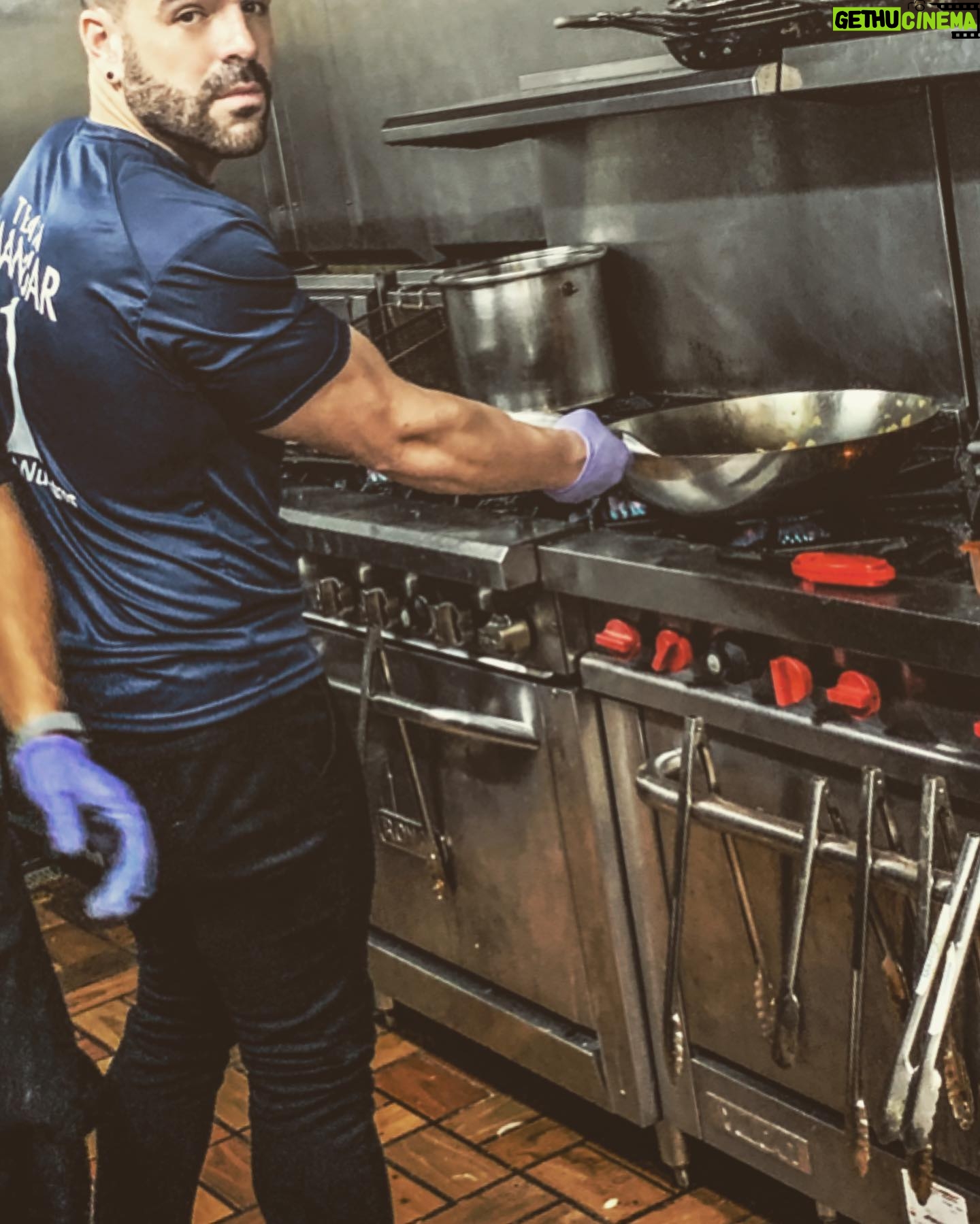 Osvaldo Friger - 1.1K Likes - Cualquiera diría que estaba cocinando en @elmanjarcriollopr pero era que estaba llevándome la comida que había en el sartén!